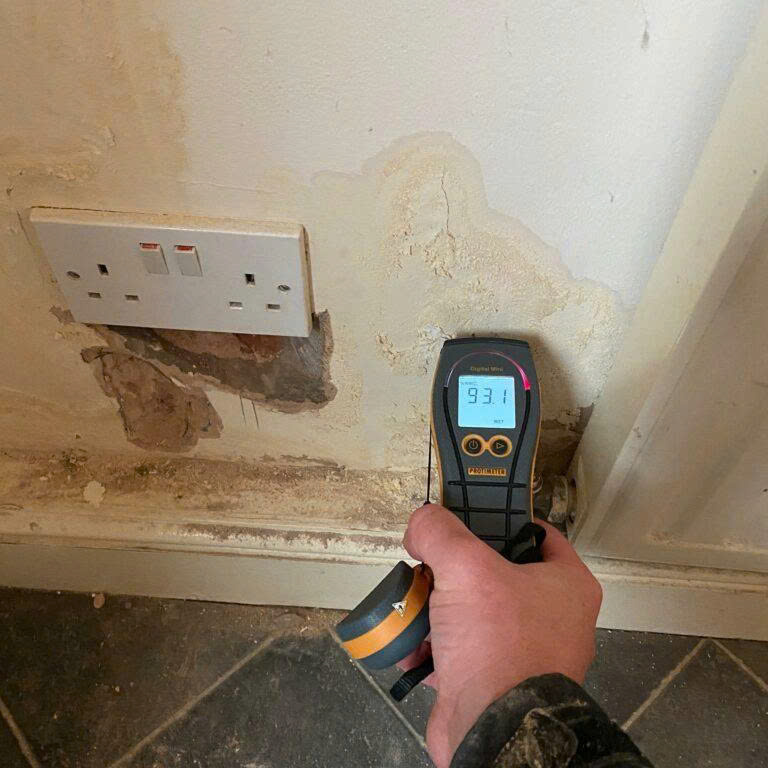 Đo độ ẩm tường trước khi sơn bằng thiết bị phù hợp